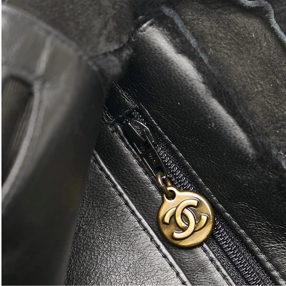 Chanel black suede tote like new - Picture 4 of 5